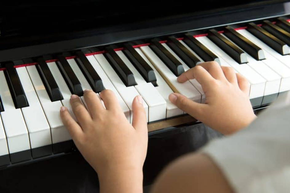 Đàn Piano Điện và Đàn Piano Cơ khác nhau như thế nào? Nên chọn đàn piano như thế nào cho người mới?