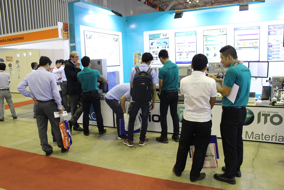Gian hàng trưng bày sản phẩm của ITO Việt Nam thu hút khách hàng tới từ nhiều quốc gia.