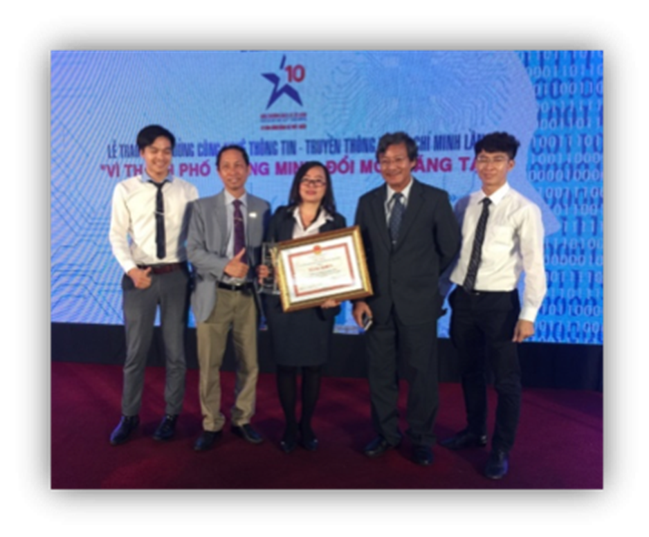 Bà Wendy Trang - Tổng Giám đốc Công ty ITO Việt Nam - đại điện nhận giải thưởng CNTT-TT TPHCM.